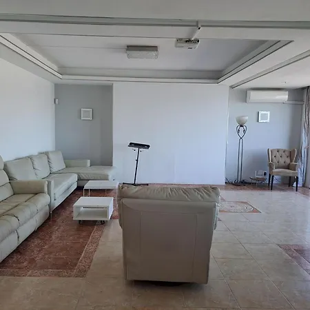 ホステル Huge Penthouse With Private Shared Terrace And Kitchen Views マルベーリャ