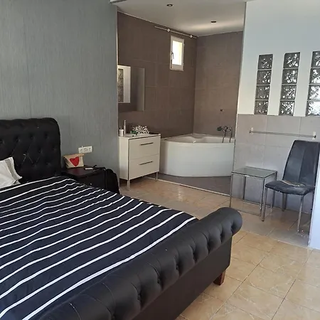 Hostel Huge Penthouse With Private Shared Terrace And Kitchen Views *