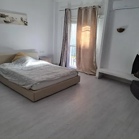 Hostel Huge Penthouse With Private Shared Terrace And Kitchen Views