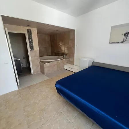 Huge Penthouse With Private Shared Terrace And Kitchen Views 호스텔 *