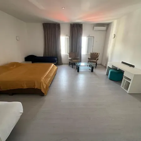 호스텔 Huge Penthouse With Private Shared Terrace And Kitchen Views *