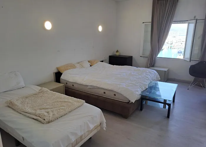 Auberge de jeunesse Huge Penthouse With Private Shared Terrace And Kitchen Views