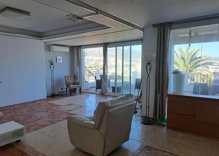 Auberge de jeunesse Huge Penthouse With Private Shared Terrace And Kitchen Views