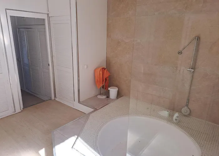 Auberge de jeunesse Huge Penthouse With Private Shared Terrace And Kitchen Views *