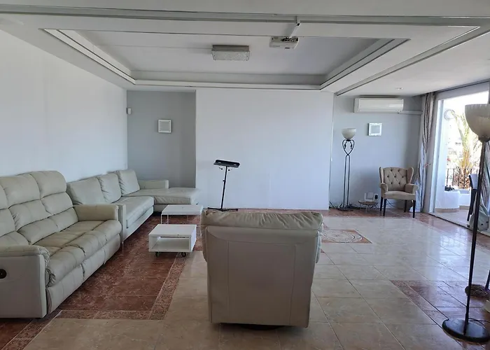 Auberge de jeunesse Huge Penthouse With Private Shared Terrace And Kitchen Views Marbellac