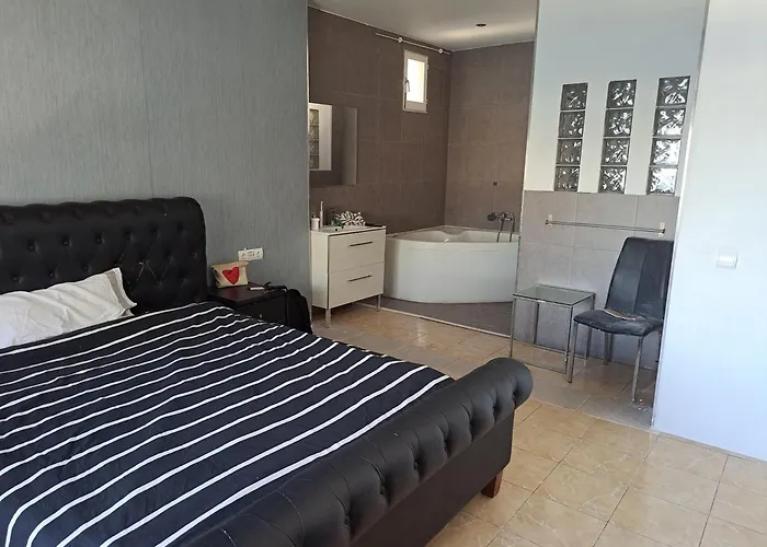 Auberge de jeunesse Huge Penthouse With Private Shared Terrace And Kitchen Views *