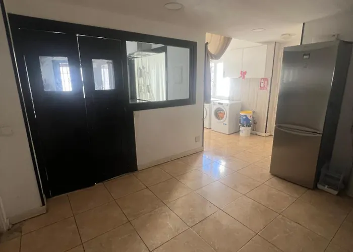 Auberge de jeunesse Huge Penthouse With Private Shared Terrace And Kitchen Views Marbellac