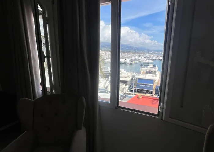 Auberge de jeunesse Huge Penthouse With Private Shared Terrace And Kitchen Views Marbellac