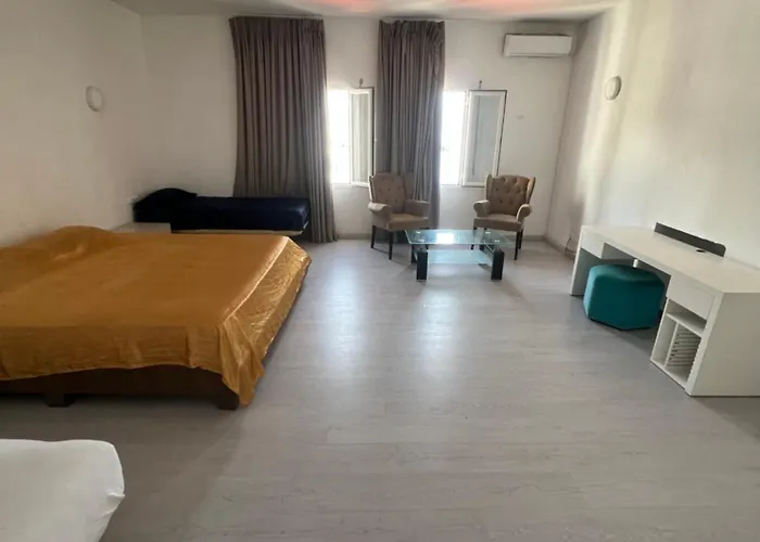Auberge de jeunesse Huge Penthouse With Private Shared Terrace And Kitchen Views *